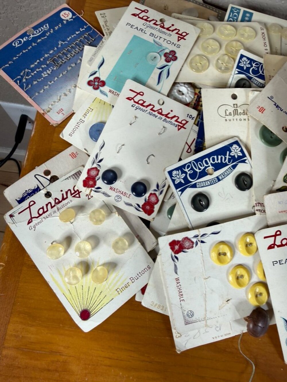 Vintage New Buttons - Picture 2 of 7